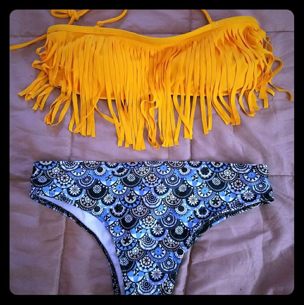 **NWOT**Two-piece bathing suit fringe top & cheeky
